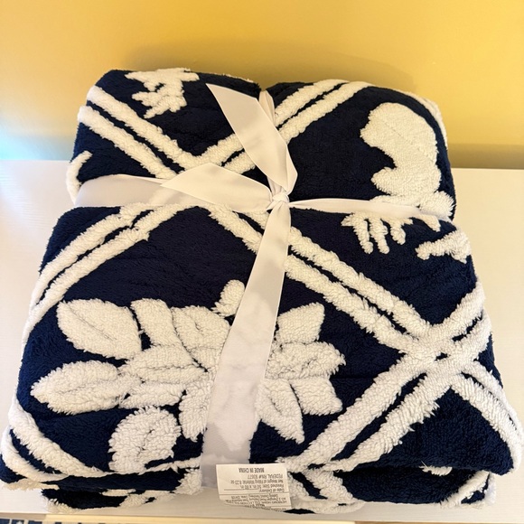 NWT North Pole Trading Co Faux Mink to Sherpa Throw Navy Winter Pattern - Picture 2 of 2